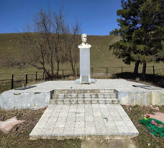 Памятник Сухову 