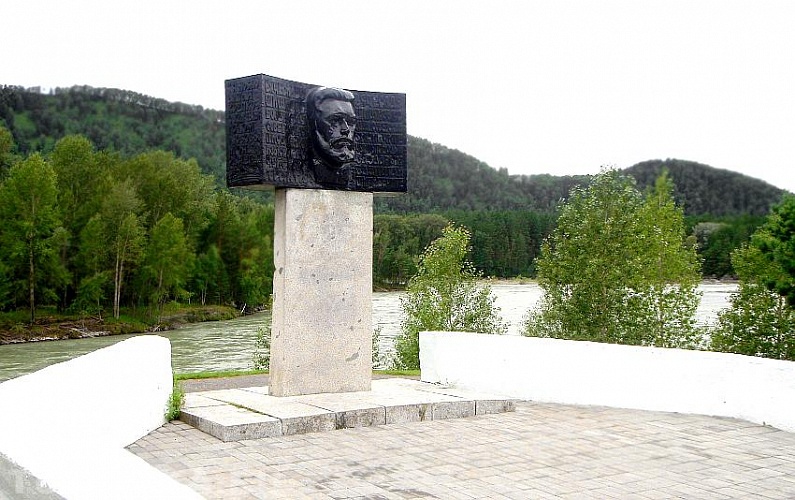 Памятник В.Я. Шишкову 