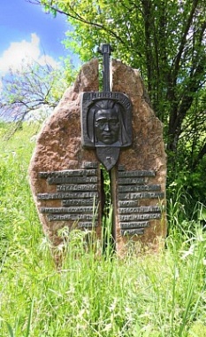 Памятник А.В. Анохину у с. Куюм 